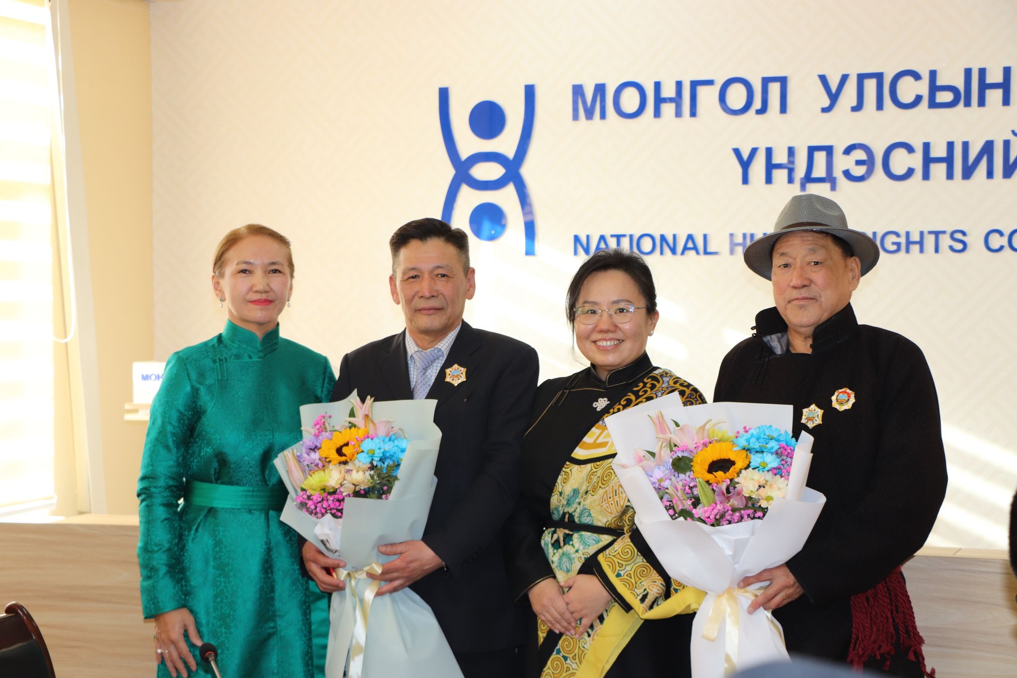 ХЭҮК-ын ахмад ажилтнуудад Монгол Улсын Ерөнхийлөгчийн зарлигаар ТӨРИЙН ДЭЭД ОДОН ГАРДУУЛЛАА